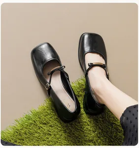 Détail de chaussure Mary Jane à bout carré en cuir verni avec boucle nœud en métal