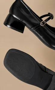 Détails du talon épais et semelle antidérapante des Mary Janes noires