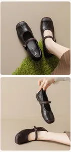 Dettaglio delle scarpe Mary Jane marrone scuro con decorazioni brogue e punta quadrata