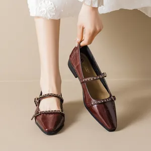 Eleganti ballerine Mary Jane bordeaux a punta in pelle craquelé con catene dorate