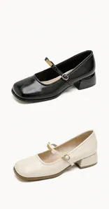 Vue détaillée des chaussures Mary Jane avec bout carré et bride à boucle réglable