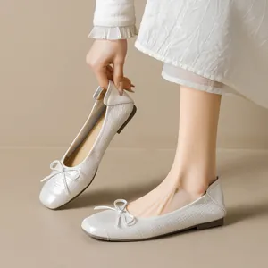 Bailarinas tejidas beige para mujer con lazo elegante y suela plana marrón