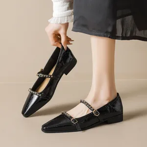 Ballerine Mary Jane nere in vernice con doppie catene dorate e punta squadrata elegante