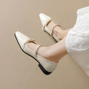 Ballerine Mary Jane bianco crema con punta squadrata e catena dorata su abito in pizzo