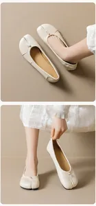 Detalle de bailarinas Tabi crema con punta dividida y textura de cuero elegante