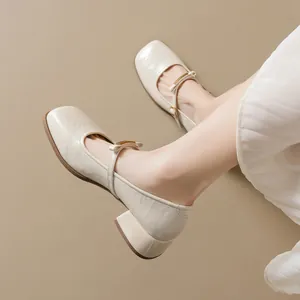 Escarpins Mary Jane en cuir crème élégants avec bout carré rétro et talon bloc confortable