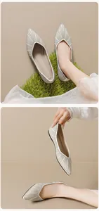 Makro-Detail von spitzen flachen Hochzeitsschuhen mit strahlendem Strasssteinbesatz