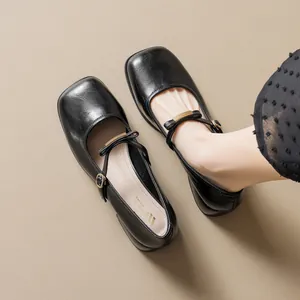 Escarpins Mary Jane rétro noirs à bout carré et talon épais avec boucle dorée