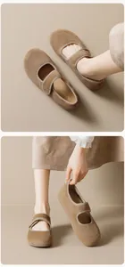 Détail de chaussures Mary Jane rétro en daim avec bride à scratch ajustable