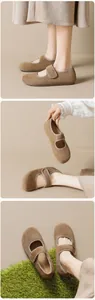 Détails rapprochés de ballerines Mary Jane en daim marron avec texture et bride