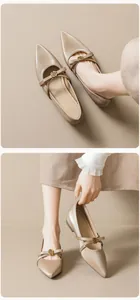 Detailsicht flacher Champagner-Satin-Schuh mit Rosenschnalle und eleganten Kreuzriemen