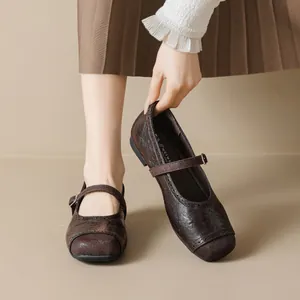 Scarpe Mary Jane basse in pelle marrone con dettagli brogue e cinturino da donna