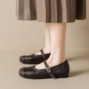 Eleganti scarpe Mary Jane marrone scuro con pelle intagliata e cinturino in stile vintage