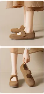Gros plan sur les ballerines Mary Jane en daim marron avec bride velcro et bout rond