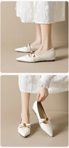 Detail von Satin Mary Jane Ballerinas mit spitzer Kappe und goldener Rosen-Metallschnalle