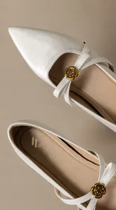 Detail von Satin Mary Jane Flat mit Schleife und goldener Kamelienblüten-Schnalle