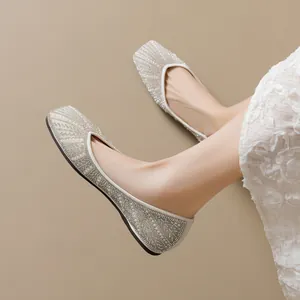 Eleganti ballerine da sposa beige a punta con strass e perle per donna chic
