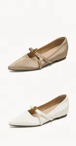 Detailansicht der Satin Mary Jane Ballerinas mit Rosen-Schnalle in Champagner und Weiß