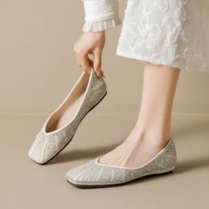 Eleganti scarpe da sposa piatte argentate con strass e perle in un design stile fata