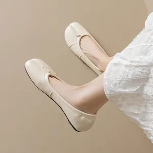 Elegantes bailarinas Tabi color beige con punta dividida y lazo con vestido de encaje