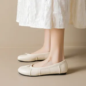 Elegantes bailarinas de cuero crema para mujer con punta dividida, lazo y detalles fruncidos