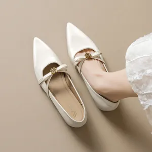 Elegante perlmuttweiße spitze Mary Jane Ballerinas mit goldener Rosenschleife für Damen
