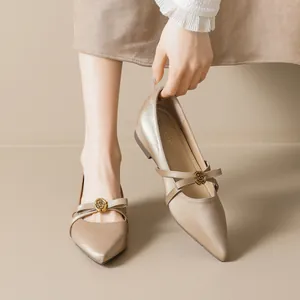 Elegante champagnerfarbene Satin-Ballerinas mit Metallrosen-Schnallen und spitzer Form