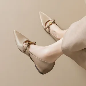 Elegante spitze Mary Jane Satin-Ballerinas mit Schleife und floraler Metallschnalle