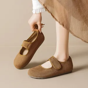 Chaussures Mary Jane en daim marron avec bride velcro et bout rond pour femmes