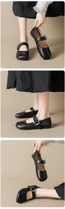 Detalle de zapatos Mary Jane negros mate con perforaciones clásicas de estilo brogue