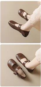Detalle de zapatos Mary Jane marrones con grabados brogue y correas de hebilla