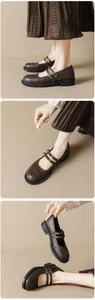 Λεπτομέρεια vintage καφέ Mary Jane παπούτσια με σχέδιο brogue και διπλό λουράκι