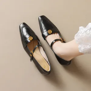 Zapatos Mary Jane para Mujer Vintage Francés Punta Cuadrada Tacón Bajo Cuero de Microfibra con Hebilla de Metal de Camelia Dorada
