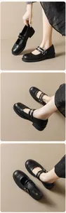 Macro λεπτομέρεια μαύρων παπουτσιών Mary Jane με σχέδια brogue και διπλές ασημένιες αγκράφες