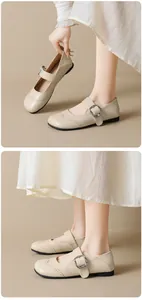 Detalle de bailarinas Mary Jane beige con calados estilo brogue y hebilla de metal mate