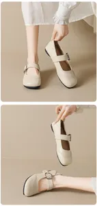 Detalle de manoletinas Mary Jane beige con perforaciones brogue y hebilla de metal