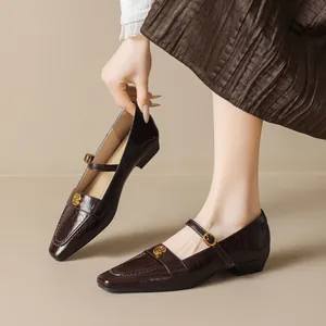 Zapatos Mary Jane retro en charol marrón oscuro con hebilla de flor dorada