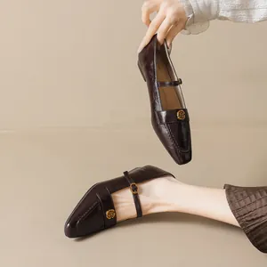 Zapatos Mary Jane de charol marrón retro con hebilla de camelia dorada y punta cuadrada