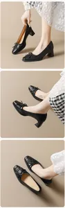 Dettaglio di décolleté nere vintage con fiocco e motivi brogue traforati eleganti