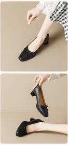 Dettaglio macro di scarpe vintage nere a punta quadrata con fiocco e motivi brogue