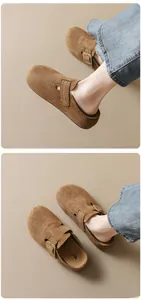 Détails de mules en daim marron avec boucle en métal réglable et perforations décoratives
