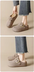 Détails de mules en daim marron avec boucle en bronze et coutures de style vintage