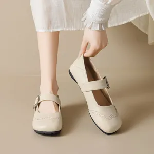 Zapatos Mary Jane beige de estilo retro con hebilla y detalles de troquelado