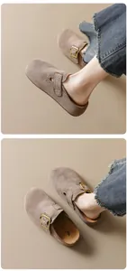 Gros plan de mules à plateforme en daim marron avec boucle dorée et détails perforés