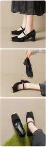 Détails de chaussures Mary Jane en daim noir avec bout carré doré et rivets
