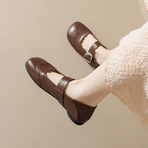 Zapatos Mary Jane vintage en cuero marrón oscuro con motivos calados y suela plana
