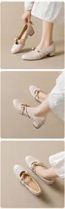 Detalle de zapatos Mary Jane acolchados en beige con lazo y tacón cuadrado medio