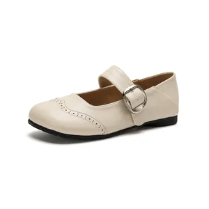 Zapatos Mary Jane beige estilo retro con punta redonda y detalles brogue grabados