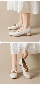 Detalle de los zapatos Mary Jane beige con acolchado cannage y elegante rosa de metal dorado