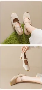 Détail de chaussures Mary Jane beige avec clous dorés et bride de cheville réglable